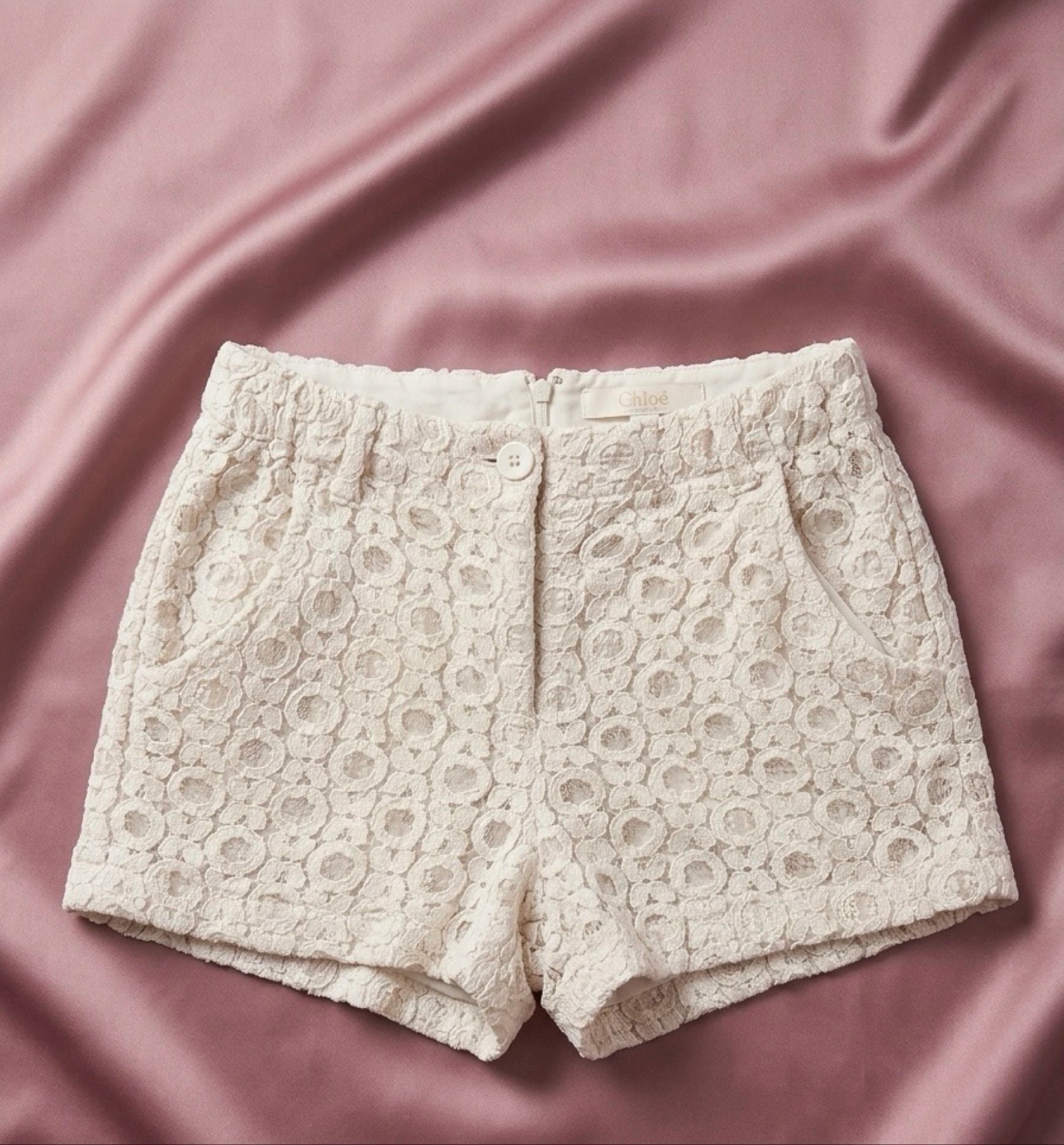 Short Feminino Off-White em Renda Trabalhada com Bolsos